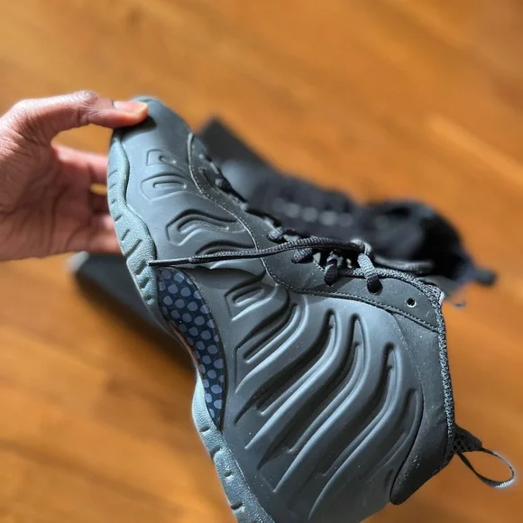 All black stealth Foamposites size 7y - Picture 3 of 5